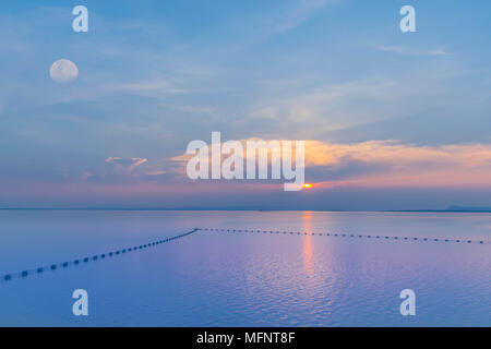 Abstrakte silhouette weich fließend und soft Focus der Sonnenuntergang mit der Boje, den Sumpf, Dam, der schönen Himmel und Wolken am Abend. Von lens flare Stockfoto