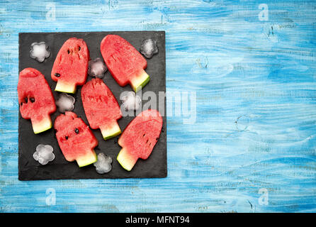 Wassermelone Stücke schneiden in Eis Lolly Pop Form auf hellen blauen Hintergrund Stockfoto