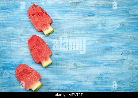 Wassermelone Stücke schneiden in Eis Lolly Pop Form auf hellen blauen Hintergrund. Platz kopieren Stockfoto