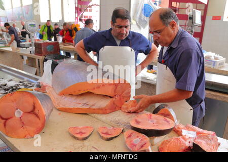 Händler bieten ihre frischen Produkte auf dem lokalen Markt in Funchal, Madeira, Portugal Stockfoto