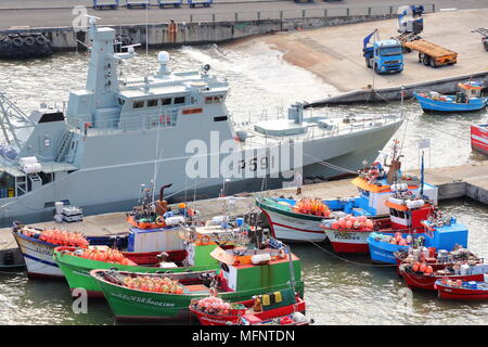 Die fischereifahrzeuge sind entlang einer Militärpatrouille Schiff in den Hafen von Funchal auf der portugiesischen Insel Madeira günstig Stockfoto