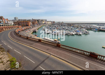 Farbe Landschaft Foto von Ramsgate Hafen mit kleinen Teil der Stadt. Foto leicht erhöht Stockfoto