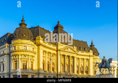 Carol Statue und die Zentrale Universitätsbibliothek Bukarest (Biblioteca Centrala Universitara), eine Bibliothek im Zentrum von Bukarest, Rumänien. Stockfoto