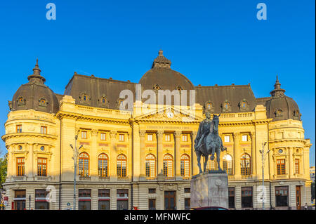 Carol Statue und die Zentrale Universitätsbibliothek Bukarest (Biblioteca Centrala Universitara), eine Bibliothek im Zentrum von Bukarest, Rumänien. Stockfoto