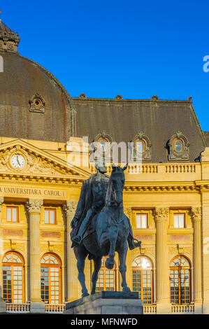 Carol Statue und die Zentrale Universitätsbibliothek Bukarest (Biblioteca Centrala Universitara), eine Bibliothek im Zentrum von Bukarest, Rumänien. Stockfoto