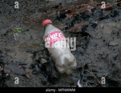 Eine weggeworfene Coca Cola Flaschen liegt am Ufer eines Baches in South West London Februar 12, 2016. Stockfoto