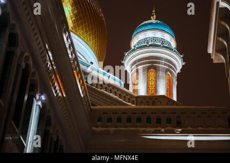 Die Türme der Moschee in der Nacht Stockfoto