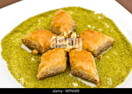 Traditionelle orientalische Dessert - Baklava mit Pistazien und Nüssen. Isoliert Stockfoto