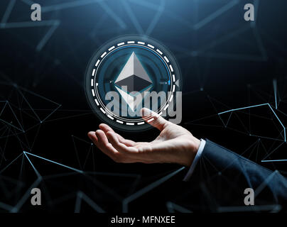 Geschäftsmann mit astraleums über binäre Code Stockfoto