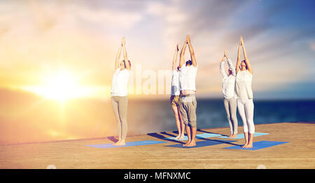 Gruppe von Menschen, die Yoga im Freien Stockfoto