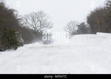 © Lizenziert nach London Nachrichten Bilder 02/03/2108, Cirencester, Großbritannien. Die Autofahrer durch die Schneeverwehungen und starke Winde entlang der Gloucester Road Kanten werden Stockfoto