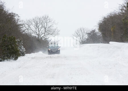 Autofahrer Kanten durch die Schneeverwehungen und starke Winde, wie sie auf der Straße Gloucestrer outsiode Cirencester in das Vereinigte Königreich reisen. Stockfoto