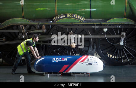 Jonny Lees schiebt Großbritanniens erste Hyperloop Prototyp entwickelt Vergangenheit Weltberühmte Dampflokomotive der Flying Scotsman bei einem Fotoshooting an der National Railway Museum in York. Stockfoto