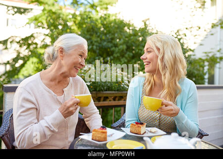Tochter mit älteren Mutter Tee trinken im Cafe Stockfoto