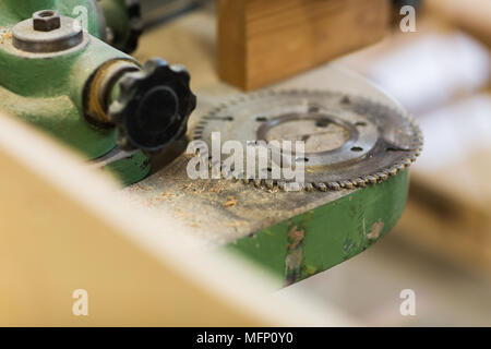 Zahnrad der alten Maschine in der Werkstatt Stockfoto