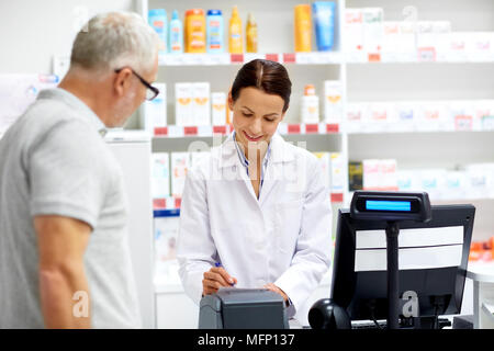 Apotheke und Kunden an Apotheke Stockfoto