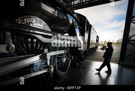 Clive Goult macht Vorbereitungen vor dem Welt-berühmten dampflokomotive der Flying Scotsman verlässt das National Railway Museum in York auf seinen Sommer Reisen rund um Großbritannien einzuschiffen. Stockfoto