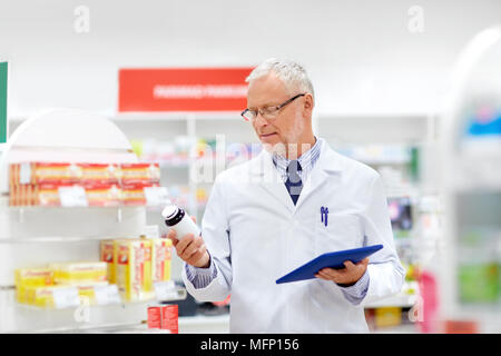 Senior mit Tablet-PC in der Apotheke Stockfoto