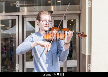 Gaukler spielt eine Violine in Stratford-upon-Avon, Warickshire, West Midlands. Stockfoto