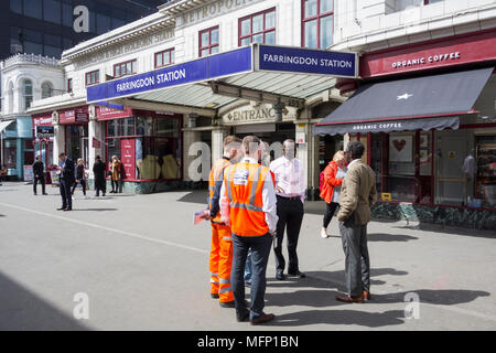 Eine Traverse bau Team außerhalb Farringdon Station in Clerkenwell, London, UK Stockfoto