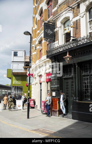 Männer trinken außerhalb der Burg, Haus, auf Cowcross Street, Farringdon, London, EC2, UK Stockfoto