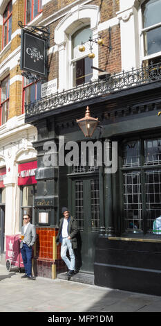 Männer trinken außerhalb der Burg, Haus, auf Cowcross Street, Farringdon, London, EC2, UK Stockfoto