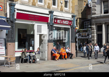 Kunden genießen einen Kaffee am Morgen bei Pret A Manger auf St John Street, Smithfield, London, UK Stockfoto