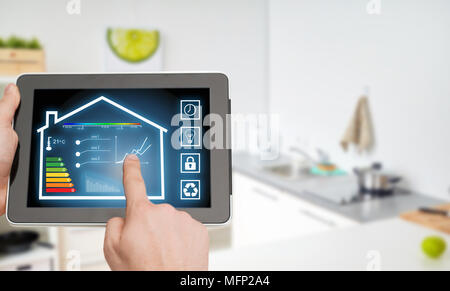 Tablet-PC mit smart home Einstellungen auf dem Bildschirm Stockfoto