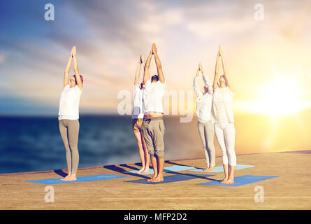 Gruppe von Menschen, die Yoga im Freien Stockfoto