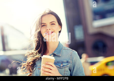 glückliche junge Frau Kaffeetrinken auf Stadtstraße Stockfoto