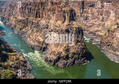 Victoria Falls' zweite Schlucht ist auf der linken Seite, und Dritte Schlucht auf der rechten Seite. Sie separate Simbabwe und Sambia. Stockfoto