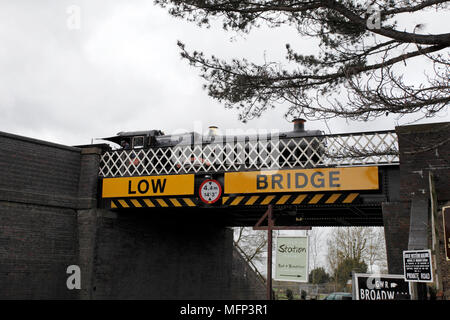 Gloucestershire und Warwickshire Steam Railway Sammlung. Dampfzug auf einer niedrigen Brücke. Stockfoto