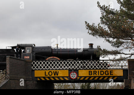 Gloucestershire und Warwickshire Steam Railway Sammlung. Dampfzug auf einer niedrigen Brücke. Stockfoto