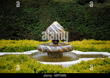 Wasserspiel in der Knot Garden, Sudeley Castle, Gloucestershire. Stockfoto