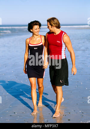 Junges Paar am Strand und halten sich an den Händen Ref: CRB421 10037 018 obligatorische Credit: Sven Arnstein/Photoshot Stockfoto