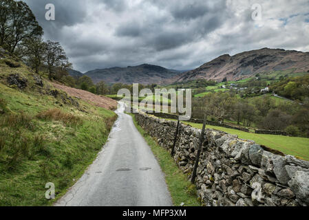 Fußweg in Richtung Elter Wasser Landschaft Dorf führenden Lake District Stockfoto