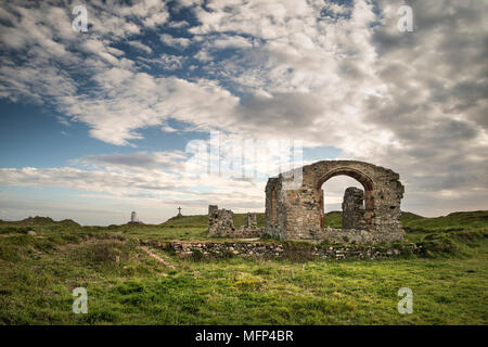 Die Vew der abgebrochenen Kapelle aus dem 13. Jahrhundert auf Ynys Llanddwyn Insel Angelsey mit Twr Mawr Leuchtturm im Hintergrund Landschaft Stockfoto