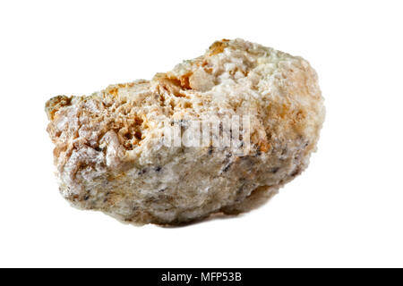 Makroaufnahmen von natürlichen Edelstein. Das rohe Mineral ist albit, Brasilien. Isoliertes Objekt auf einem weißen Hintergrund. Stockfoto