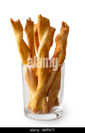 Twisted italienische Grissini in einem Glas isoliert auf Weiss. Stockfoto