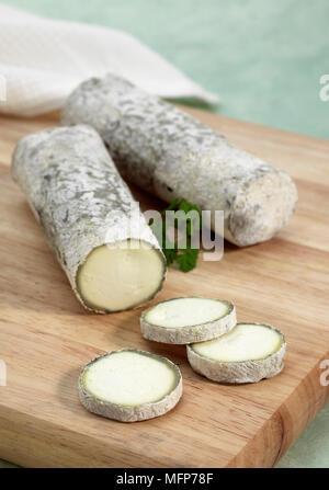 Französische Käse namens Sainte Maure de Touraine, Käse mit Ziegenmilch hergestellt Stockfoto