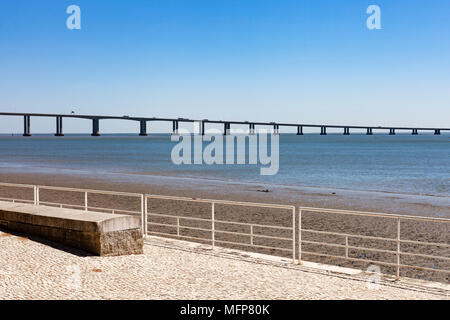 Lissabon, Portugal - Juli 11., 2018. Die Vasco-da-Gama-Brücke ab Parque das Nacoes gesehen Stockfoto