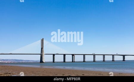 Lissabon, Portugal - Juli 11., 2018. Die Vasco-da-Gama-Brücke ab Parque das Nacoes gesehen Stockfoto