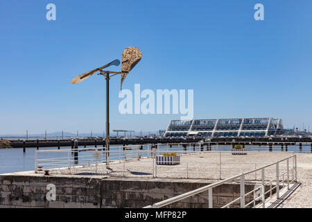 Lissabon, Portugal - Juli 11., 2018. Blick auf die Yacht Dock von der Promenade in Parque das Nacoes, Lisboa. Stockfoto