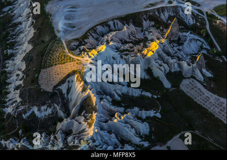 Heißluftballone fliegen in der Nähe von Göreme in Kappadokien, Türkei. Stockfoto