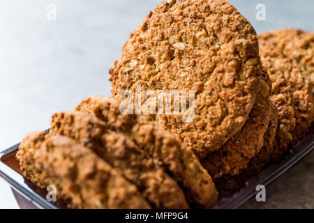 Haferflocken Cookies gemacht mit Sesam, Bild, Zimt, Erdnüsse und Sonnenblumenkerne. Ökologische Lebensmittel. Stockfoto