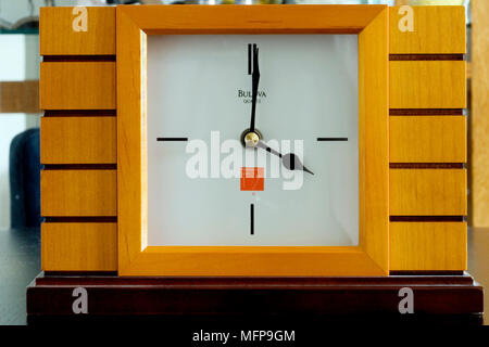 Frank Lloyd Wright Design Nahaufnahme des Gesichts des modernen clock Stil zeigen Four O'Clock. Stockfoto