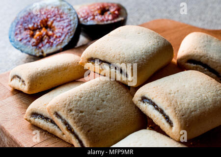 Abb. Cookies mit Früchten auf Holz- Oberfläche. Ökologische Lebensmittel. Stockfoto