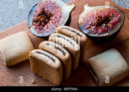 Abb. Cookies mit Früchten auf Holz- Oberfläche. Ökologische Lebensmittel. Stockfoto