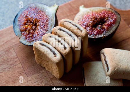 Abb. Cookies mit Früchten auf Holz- Oberfläche. Ökologische Lebensmittel. Stockfoto