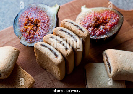 Abb. Cookies mit Früchten auf Holz- Oberfläche. Ökologische Lebensmittel. Stockfoto